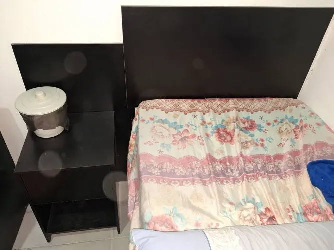 Vendo Cabeceira com mesinha e gaveta pode ficar no lado esquerdo ou direito 