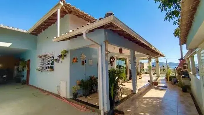 EXCELENTE CASA BALEIA