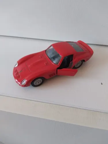 Miniatura Ferrari 250 GTOvermelha