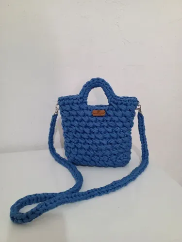 Bolsa de ombro azul em crochê
