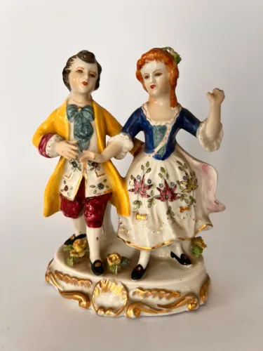 Estatueta de Cerâmica Vintage - Casal Elegante Vieira de Castro (Décor Clássico)