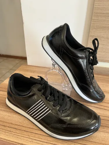 Baixou o preço! Tênis feminino Via Marte, verniz preto, nr.  36 . Usado 1 vez