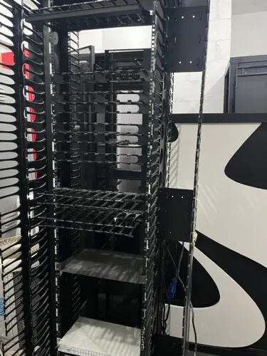 Rack Aberto 44U com Bandejas e Guias Laterais