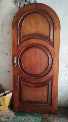 Porta de Madeira Maciça com Arco e Detalhes Entalhados - Estilo Clássico / Colonial
