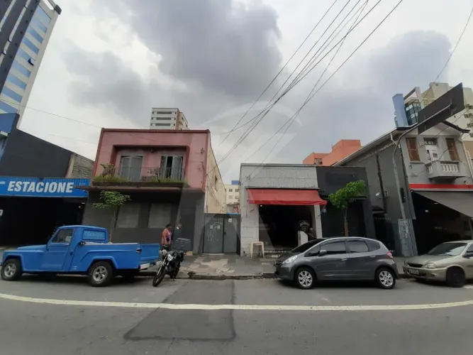 Casa com 99 m2 para incorporação de Condomínio fechado próxima ao metro Santana