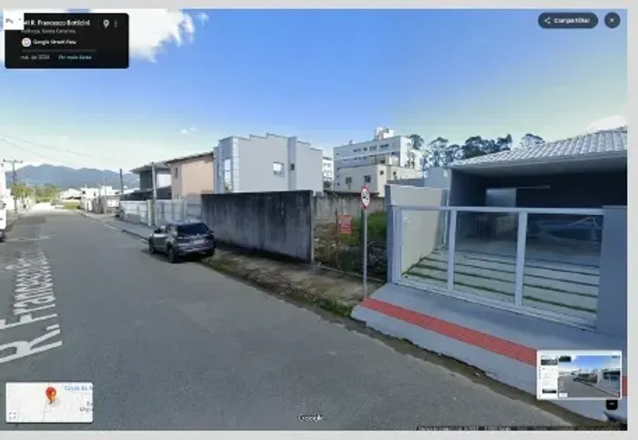 Terreno Plano Murado 360m² no Aririú - Rua Tranquila e Perto de Tudo