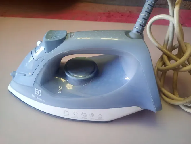 ferro de passar roupas Electrolux semi novo funcionando perfeitamente 