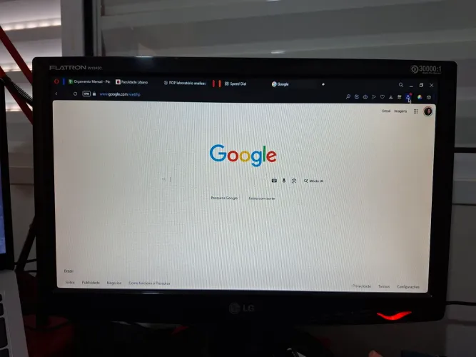 Monitor LG (aprox 18 polegadas)