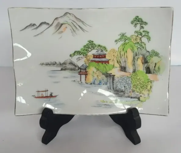 Prato Decorativo de Porcelana Japonesa com Paisagem Tradicional