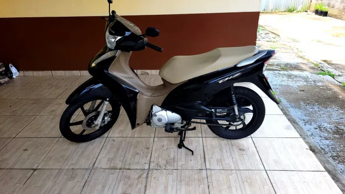 Vende-se uma  biz  ano  2017 modelo 2018