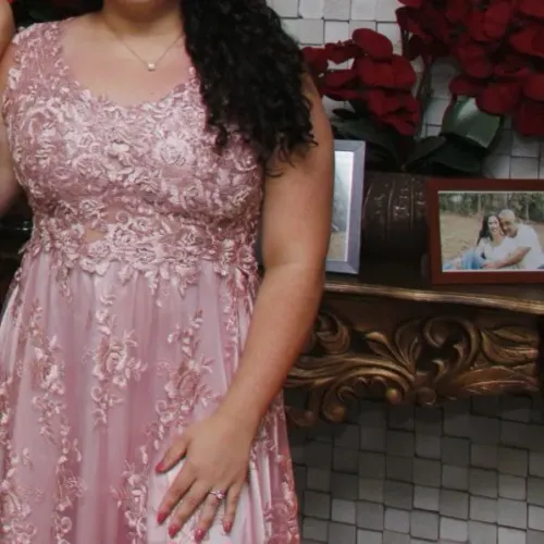Vestido de renda rosa atelier de alta costura.