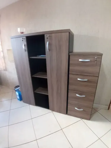 mesa e armario de escritorio 