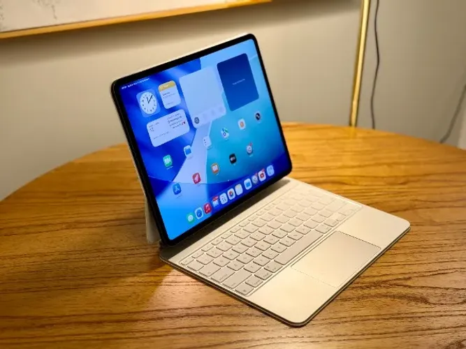 iPad Pro 13 Polegadas M4 256GB + Magic Keyboard - SEMINOVO, Perfeito estado