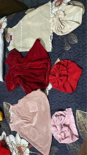Conjunto de roupas e acessórios para bebê