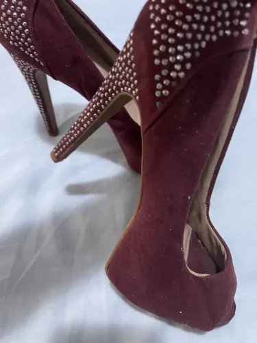 Salto Alto Vinho com Pedrarias