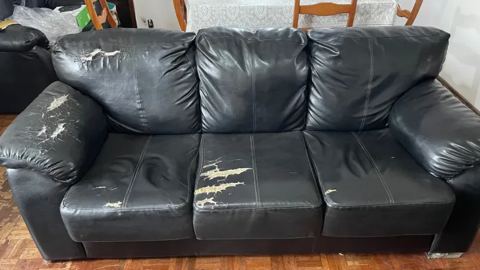 Kit Sofá de Couro Real 2 e 3 Lugares por 300,00