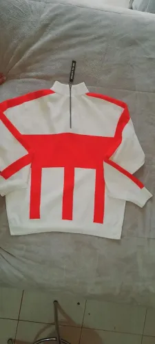 Casaco ZARA com detalhes em vermelho e gola de ziper