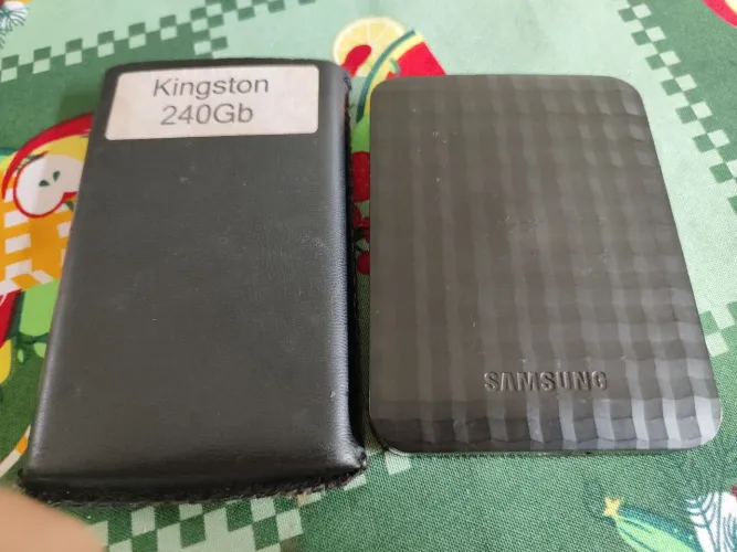 Vendo 2 HD externos juntos.. de 1TB Samsung original e de Kingston 240 GB não acompanha ca