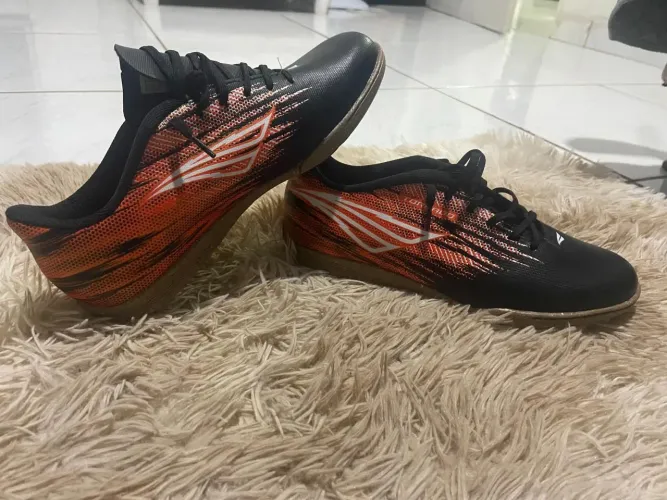 Chuteira society e chuteira futsal