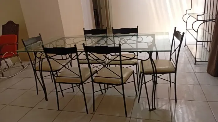 Mesa 6 cadeiras com ferro fundido, tampa de vidro.Antiquário.R$ 3 mil  * wtzp
