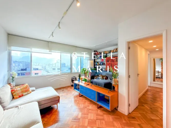 Ipanema, Apartamento reformado, em andar alto, com 76 m2 e vista para o Morro Dois Irmãos,