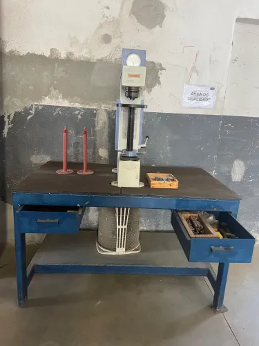 Durômetro de Bancada para Dureza Rockwell Normal