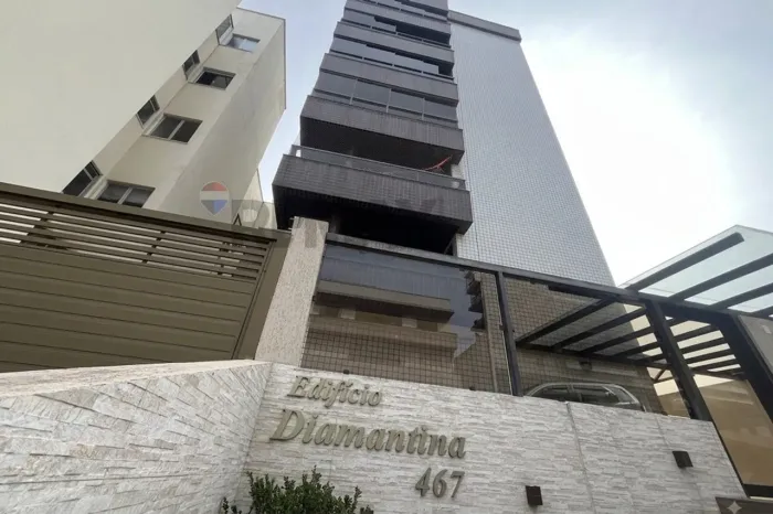 Espaçoso Apartamento com 135m², 4 Dormitórios (1 Suíte) e 2 Sacadas no Edifício Diamantina