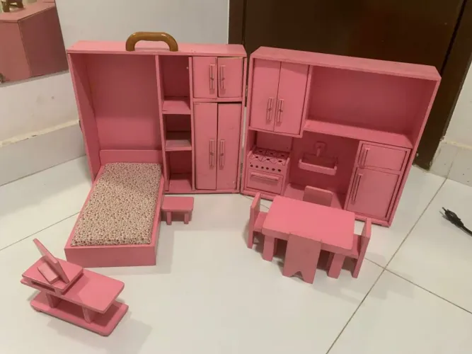 Casa de boneca de madeira rosa