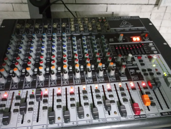 Mesa de som behringer