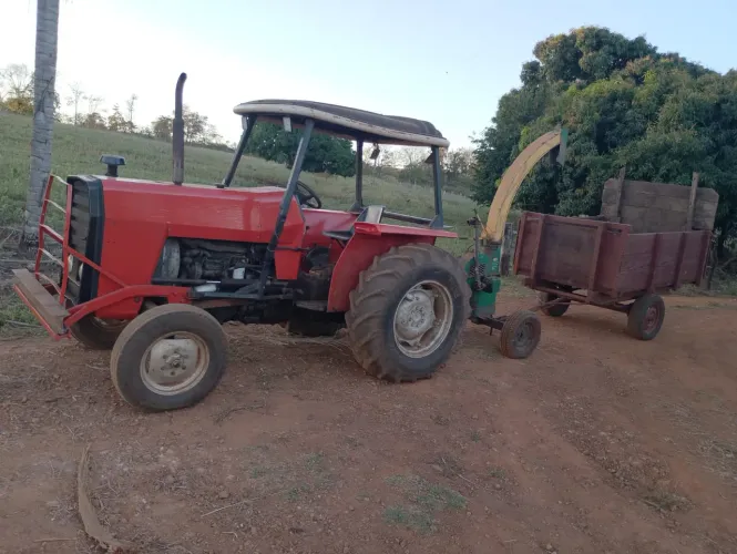 Trator 235 com reboque e ensiladeira