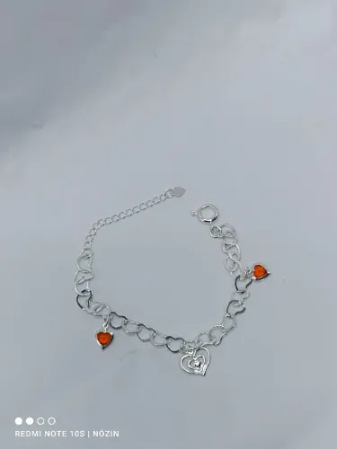 Pulseira banhada com corações em zircônia laranja.