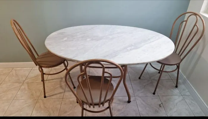 Mesa tampo mármore + 4 cadeiras