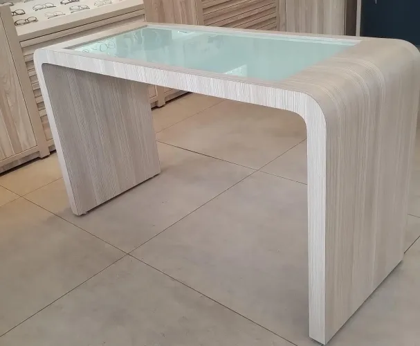 Mesa Expositora Premium em MDF com Tampo de Vidro