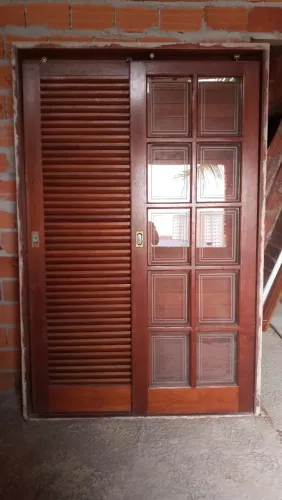 Porta de madeira e vidro