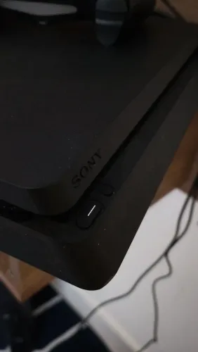 PS4 Slim, 1TB, 2 controles e 4 jogos físicos. Aceito PS4 Fat como parte do PG.