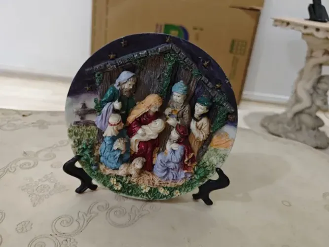 Prato decorativo em relevo com a cena do Presépio (Sagrada Família e Reis Magos)