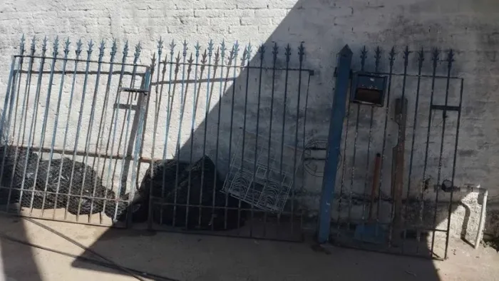 Portão grade com social separado