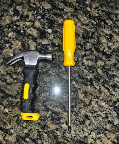 MARTELO CHAVE DE FENDA NOVOS 35 REAIS TUDO MORO NA PIABETA