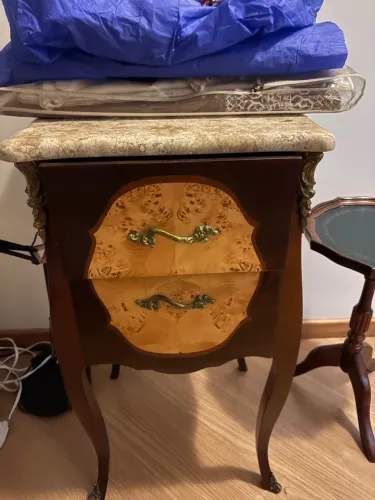 Mesa de Cabeceira Antiga Estilo Luís XV com Tampo de Mármore e Bronze