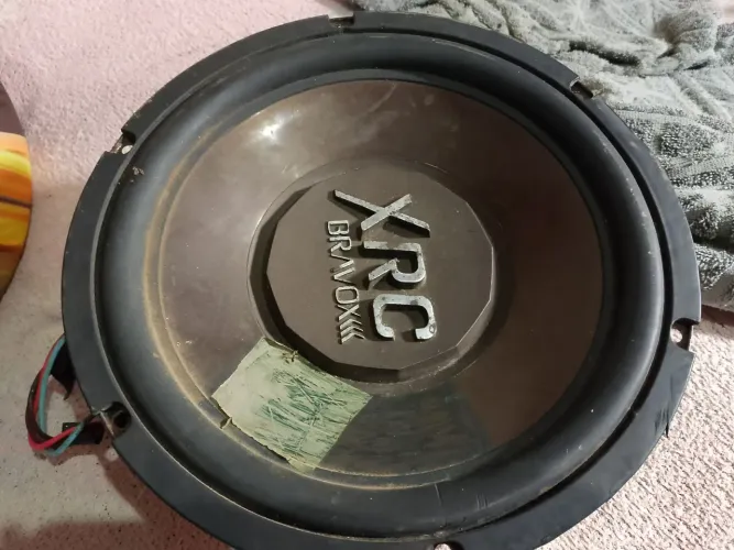 Fone pra som funcionando perfeitamente único defeito e que a soda soltou 