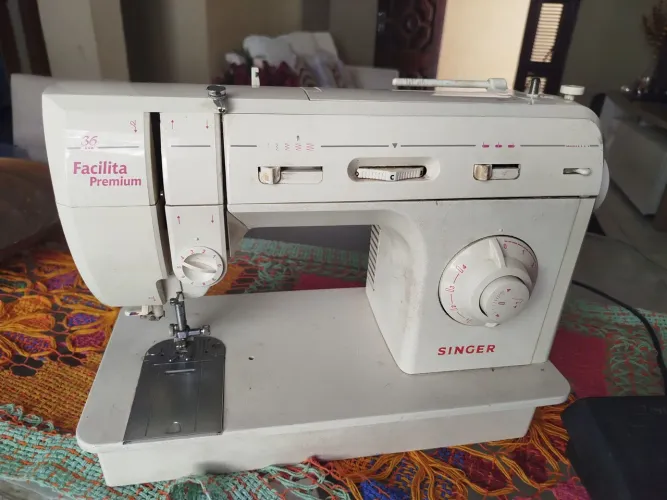 Máquina de costura Singer facilita 