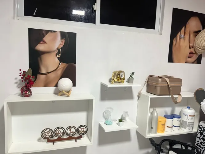 Kit Móveis Suspensos 7 Peças (Mesa, Prateleiras e Nichos) - Branco