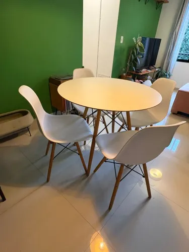 Mesa Eames MDF (90cm) com 4 cadeiras