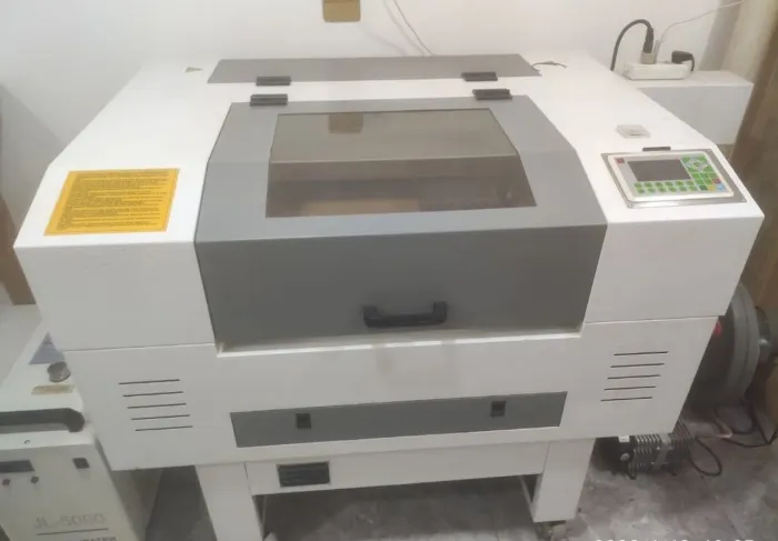 Máquina de corte e gravação a laser