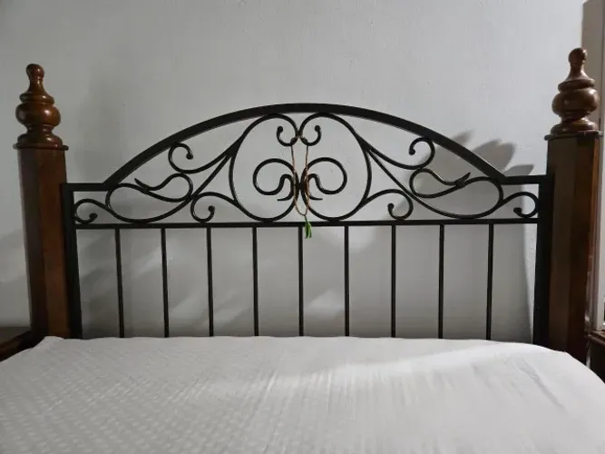Cama Queen, mesas de cabeceira e cômoda