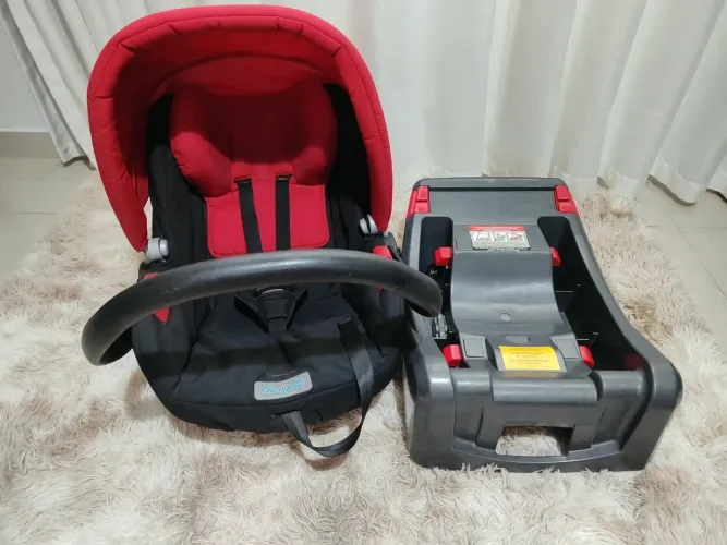 Bebê conforto Burigotto Touring + Base. <br>R$ 250,00.