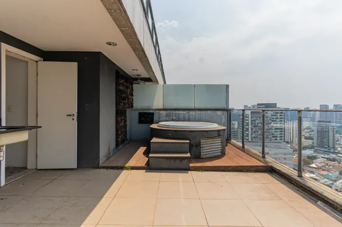 Triplex de Alto Padrão com Jacuzzi à Venda na Vila Nova Conceição 165m², 2 Suítes e Lazer