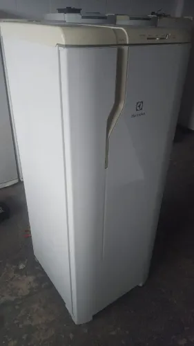 Vendo geladeira funcionando perfeitamente entrega passa cartão original ótimo Estado 