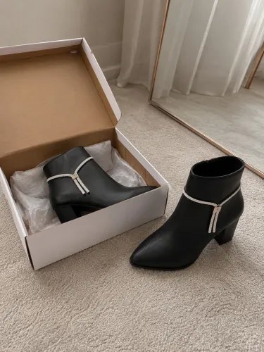 Bota feminina com strass 