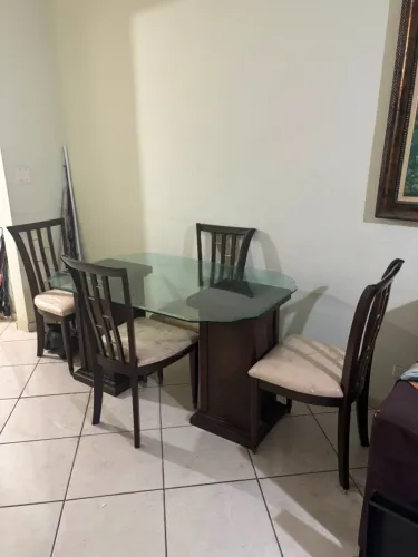 Mesa de Jantar com tampo de vidro e 4 cadeiras estofadas